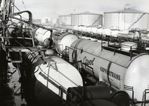 169635 Afbeelding van ketelwagens voor het vervoer van chemicaliën, op het emplacement van Shell te Pernis.